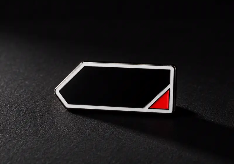 Pin da Tag VIRT: placa preta chanfrada com borda branca e triângulo vermelho
